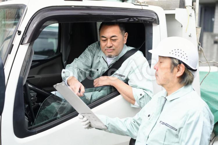 会話をするトラックに乗る作業服を着たミドル男性達 - No: 23415296写真素材なら「写真AC」無料 フリー ダウンロードOK