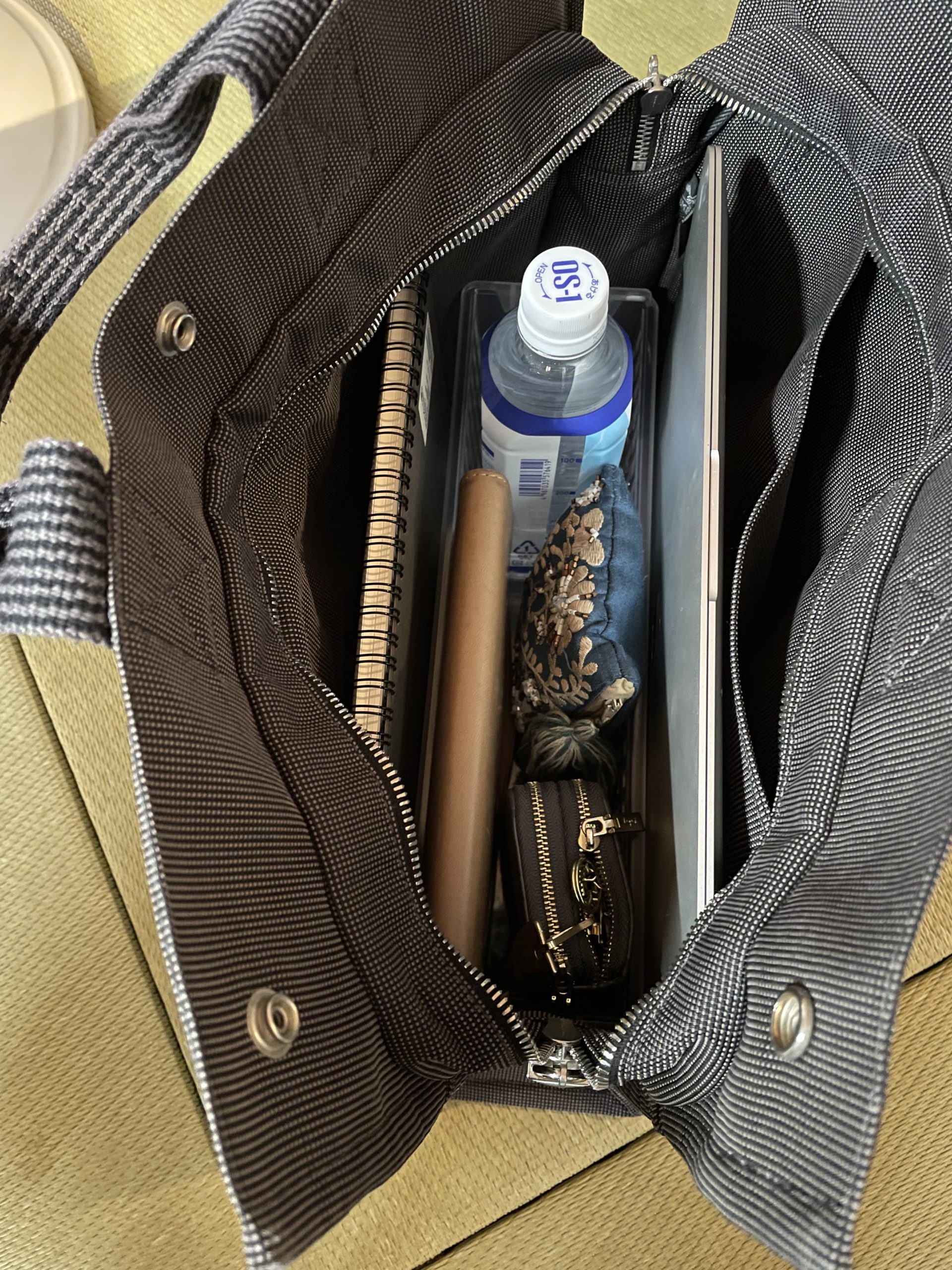 100均のバッグインバッグが超優秀！カバンのごちゃつきを一気に解消 ダイソー・キャンドゥ・セリア- macaroni